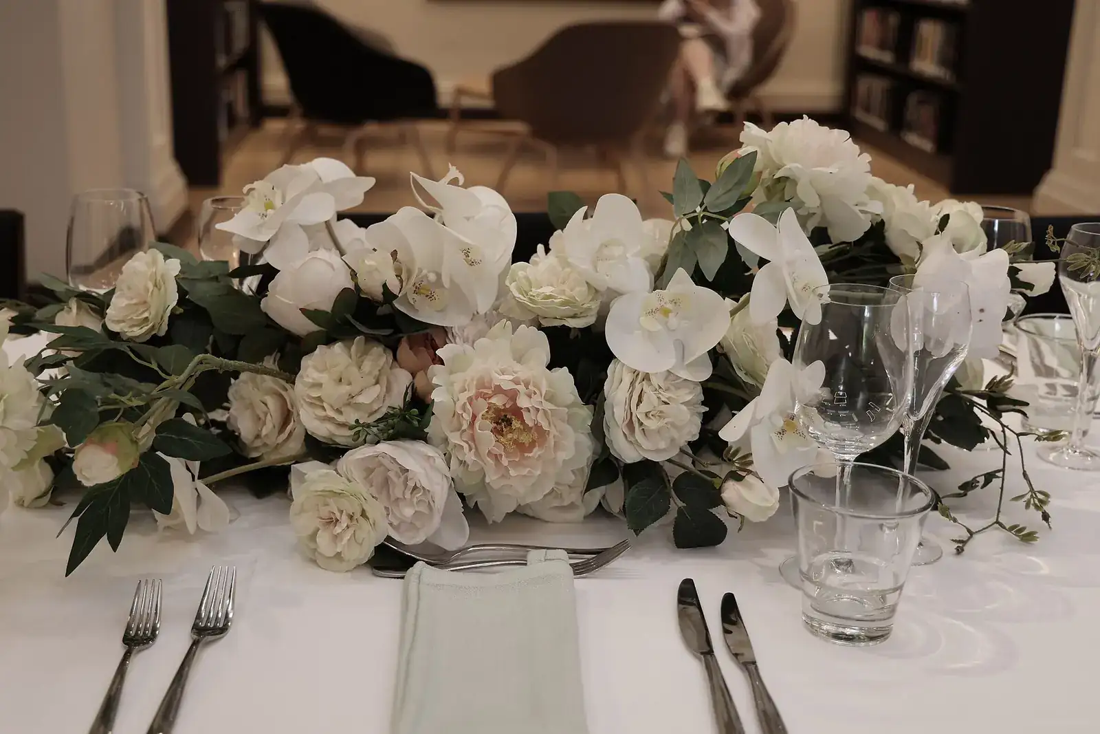 Taula de banquet de casament amb centre de flors blanques