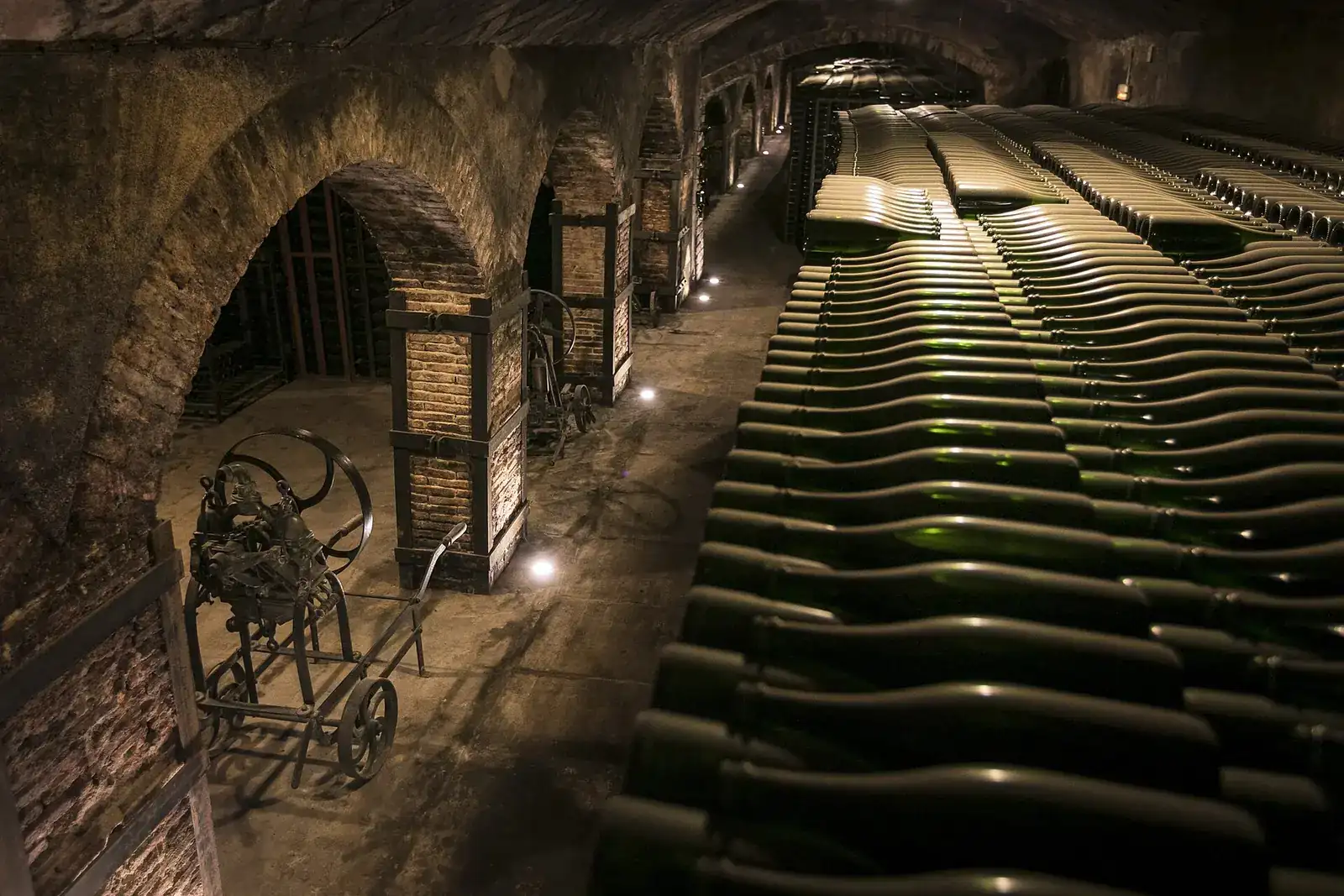 Ampolles de cava en criança a les caves subterrànies d'un celler del Penedès