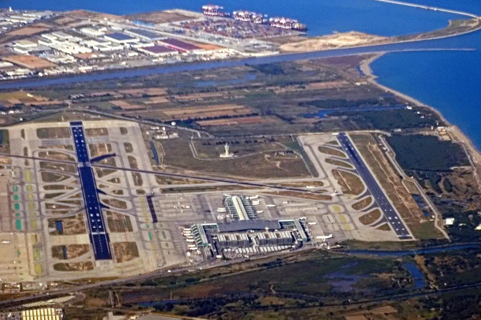Vista aèria de l'aeroport de Barcelona-El Prat i el delta del Llobregat