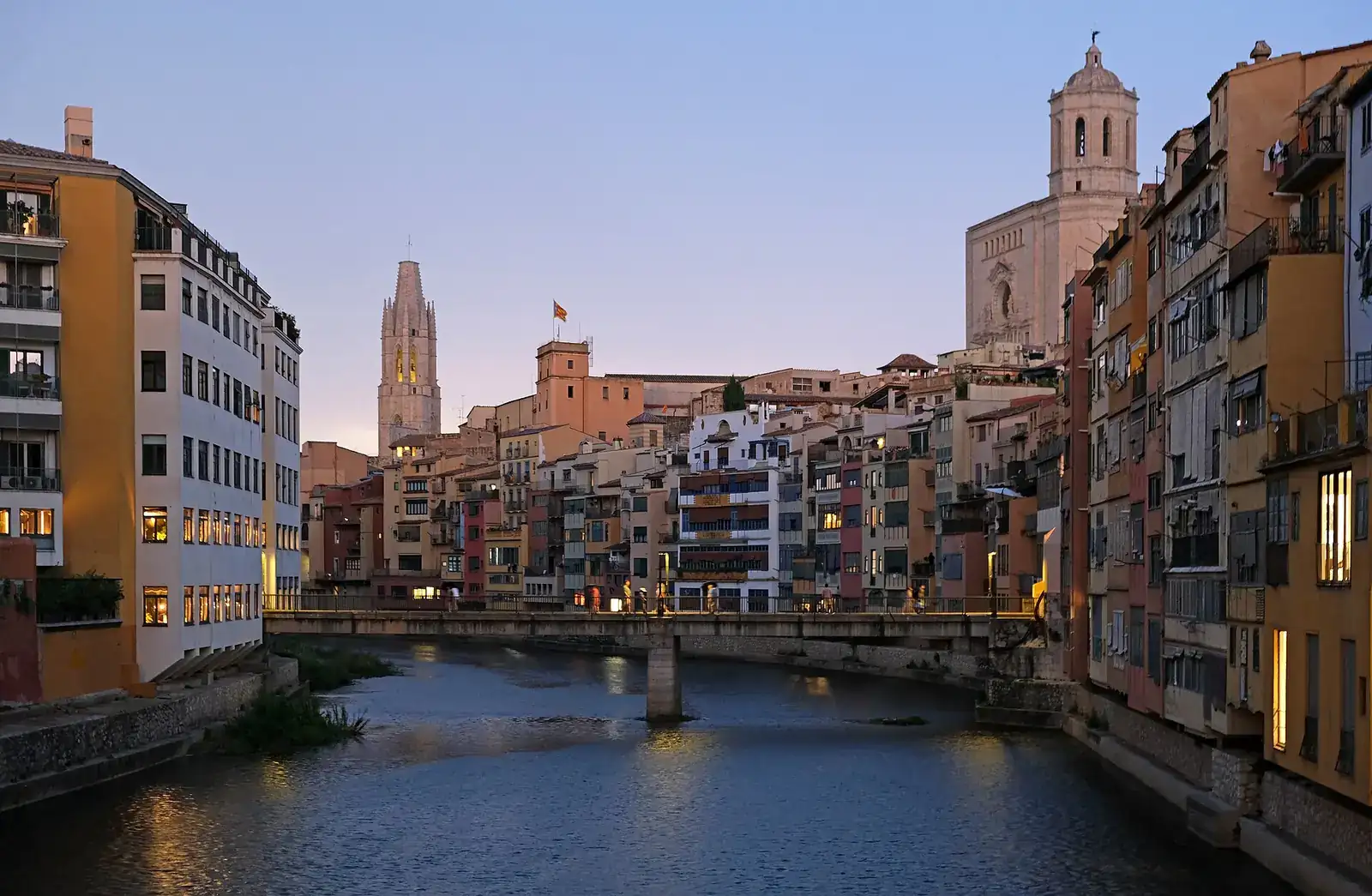 Cases de l'Onyar i la catedral de Girona al capvespre
