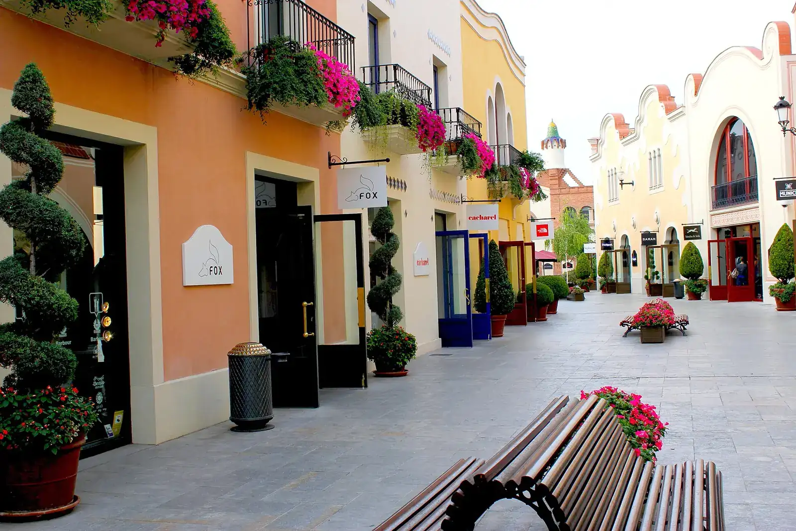 Carrer de botigues de La Roca Village, a la Roca del Vallès