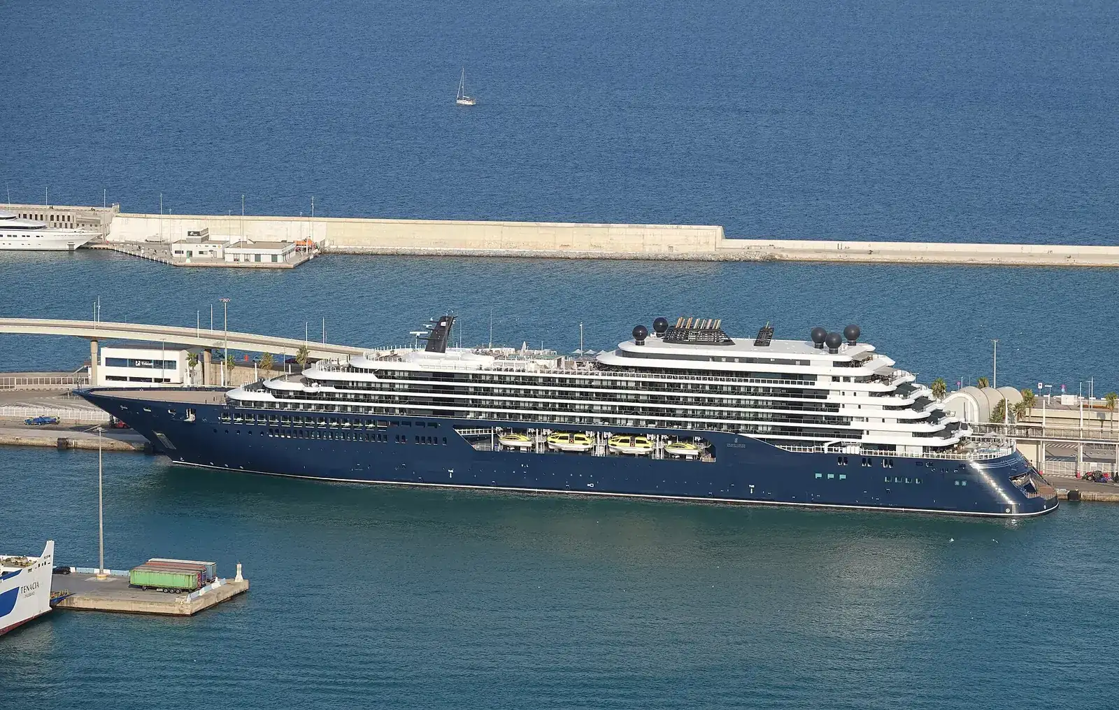 Creuer amarrat al port de Barcelona