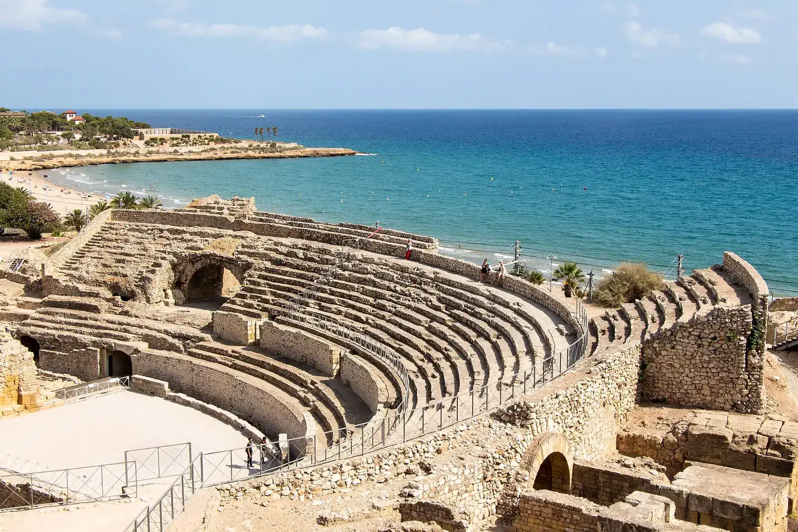 Amfiteatre romà de Tarragona davant del mar Mediterrani