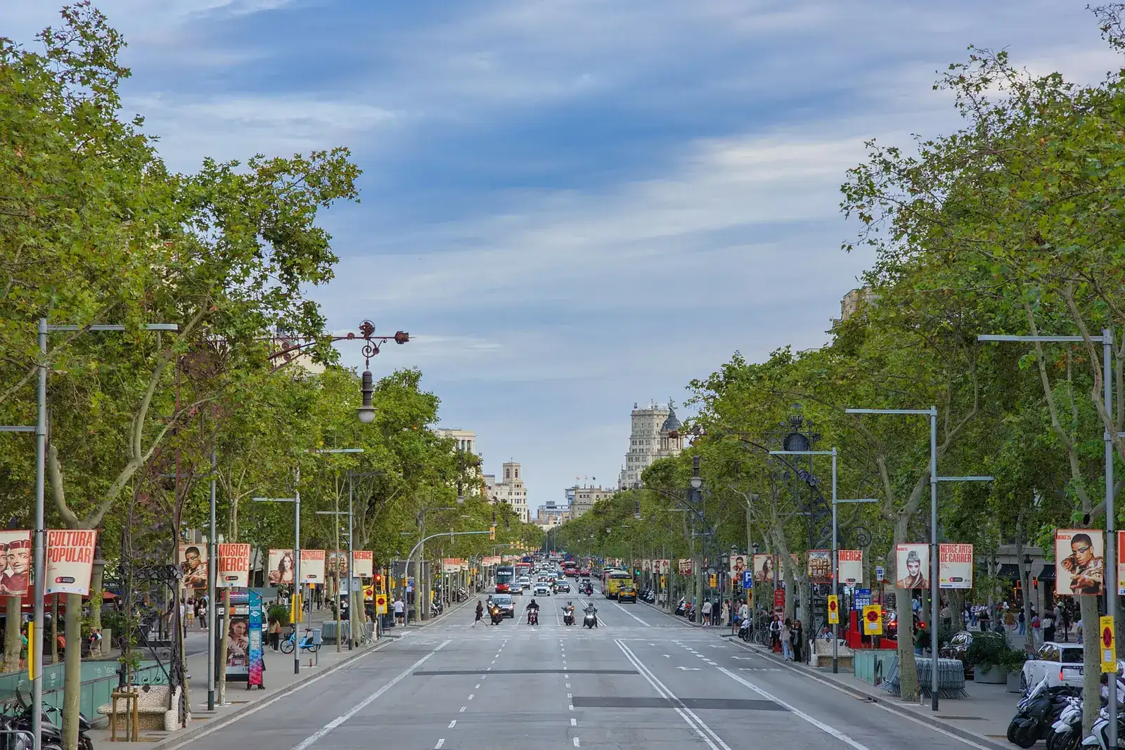 Passeig de Gràcia de Barcelona, avinguda arbrada amb edificis modernistes